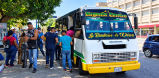 Autobús Encava de transporte público junto a una acera con pasajeros en Venezuela