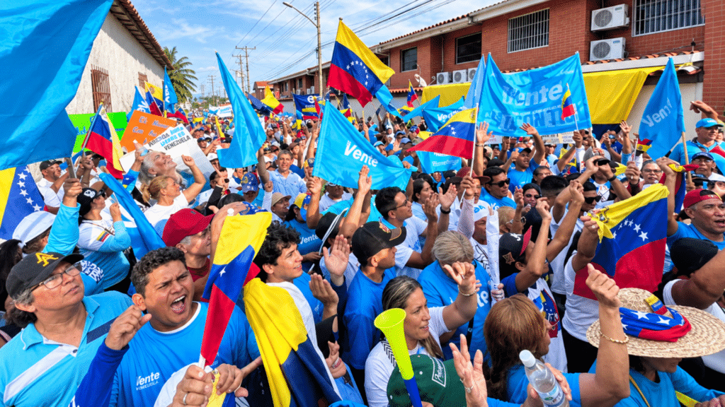 Grupo de simpatizantes de Vente Venezuela avanza por una calle de Acarigua con banderas de Venezuela durante una jornada política realizada en el estado Portuguesa.