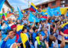 Banderas de Venezuela y estandartes azules de Vente Venezuela ondean durante una concentración política en el estado Portuguesa.