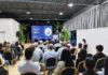 Cámara de la Construcción de Portuguesa en Memoria y Cuenta: “Estaremos en primera fila a la hora de reconstruir a Venezuela” Público atento a la intervención en el podio durante el acto de la Cámara de la Construcción de Portuguesa, con el lema Cimientos, Legado y Gestión en la pantalla.