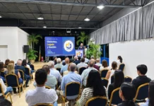Cámara de la Construcción de Portuguesa en Memoria y Cuenta: “Estaremos en primera fila a la hora de reconstruir a Venezuela” Público atento a la intervención en el podio durante el acto de la Cámara de la Construcción de Portuguesa, con el lema Cimientos, Legado y Gestión en la pantalla.