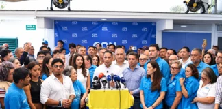 Carlos Fernández durante la rueda de prensa de Vente Venezuela para convocar a la movilización nacional del 22 de octubre.