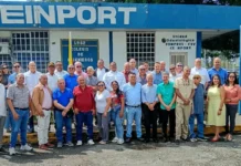 Ingenieros agremiados frente a la sede del CEINPORT durante la fotografía anual del Día del Ingeniero en Portuguesa.