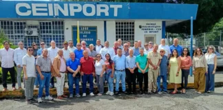 Ingenieros agremiados frente a la sede del CEINPORT durante la fotografía anual del Día del Ingeniero en Portuguesa.