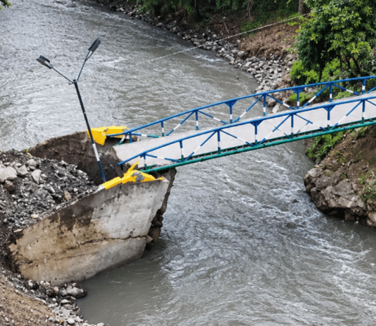 Puente sobre el río Ospino en la parroquia La Estación tras colapsar por las lluvias en Portuguesa.