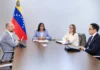 Delcy Rodríguez suspende uso obligatorio de máquinas fiscales y reduce contribuyentes especiales Delcy Rodríguez, Román Maniglia y Anabel Pereira durante una reunión sobre medidas económicas y tributarias en Venezuela.