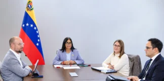 Delcy Rodríguez, Román Maniglia y Anabel Pereira durante una reunión sobre medidas económicas y tributarias en Venezuela.