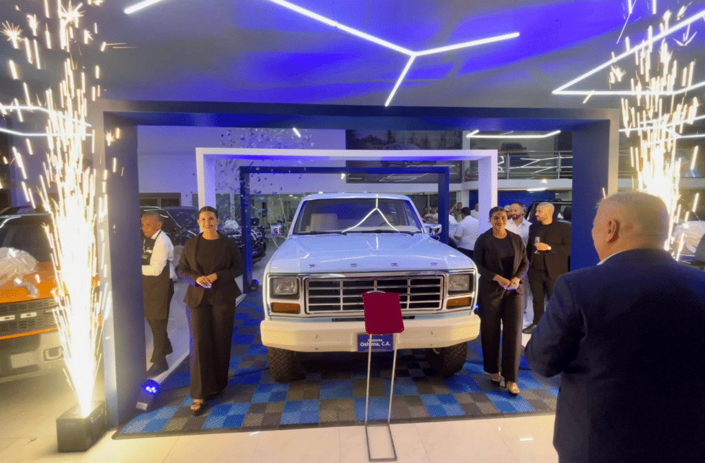 Develación de la Ford Bronco clásica de 1980, de color azul claro, con efectos de chispas frías durante la inauguración de Motores Oshima en Acarigua.