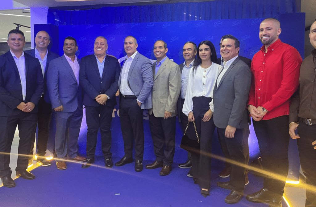 Directivos y representantes de Ford y del Grupo Nemer posan juntos durante la inauguración de Motores Oshima en Acarigua.