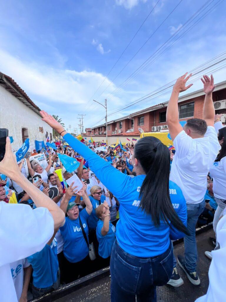Voceros de Vente Venezuela saludan desde una plataforma a los asistentes de una movilización política realizada en el estado Portuguesa.