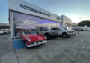 Fachada de Motores Oshima en Acarigua con un Ford Thunderbird clásico, una Bronco y una pickup F-150 en exhibición.