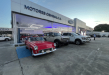 FORD fortalece su red comercial en Venezuela con la inauguración de Motores Oshima en Acarigua Fachada de Motores Oshima en Acarigua con un Ford Thunderbird clásico, una Bronco y una pickup F-150 en exhibición.
