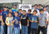 Jóvenes ajedrecistas de Portuguesa posan con sus medallas junto a integrantes de la Academia de Ajedrez.