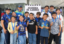 Jóvenes ajedrecistas de Portuguesa posan con sus medallas junto a integrantes de la Academia de Ajedrez.