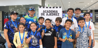 Jóvenes ajedrecistas de Portuguesa posan con sus medallas junto a integrantes de la Academia de Ajedrez.