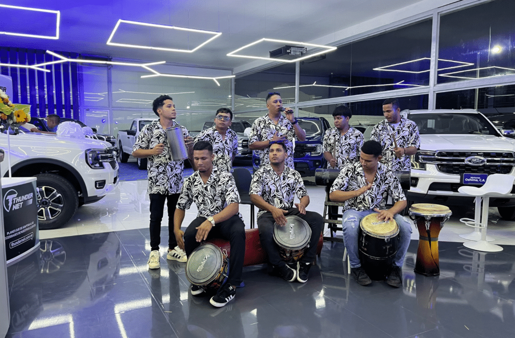 Grupo de tambores realiza una presentación en vivo durante la inauguración de Motores Oshima en Acarigua.