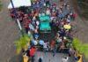 Autoridades y habitantes participan en el corte de cinta durante la inauguración del puente sobre el río Ospino.