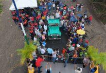 Autoridades y habitantes participan en el corte de cinta durante la inauguración del puente sobre el río Ospino.