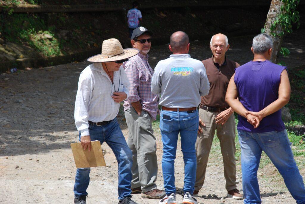 Ingenieros de la comisión técnica del CEINPORT inspeccionan la zona afectada por el colapso del puente de Ospino.