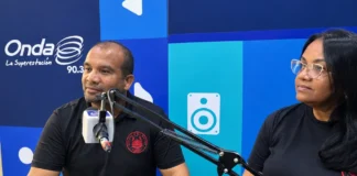 Jesús Rafael García, entrenador de la Escuela de Boxeo El Zurdo García, habla durante una entrevista radial.