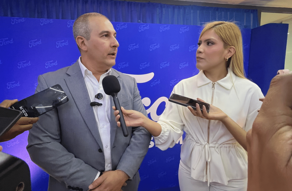 José Llanos Leonardi, presidente de Ford para Venezuela, Colombia y Ecuador, ofrece declaraciones a los medios durante la inauguración de Motores Oshima.
