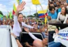 María Corina Machado saluda a una multitud de simpatizantes durante su recorrido por Venezuela y muestra una bandera con el mensaje “Libertad a la venezolana”.