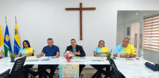 Monseñor Gerardo Salas ofrece una rueda de prensa junto a integrantes de la Pastoral Familiar para presentar la Campaña Abrazo en Familia 2026 en la diócesis de Acarigua-Araure.