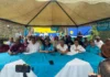 Organizaciones políticas y gremiales convocan a movilización en Guanare para este 22 de octubre Dirigentes y simpatizantes de Vente Venezuela reunidos bajo una carpa durante una rueda de prensa en Guanare, con banderas de Venezuela y de la organización política al fondo.
