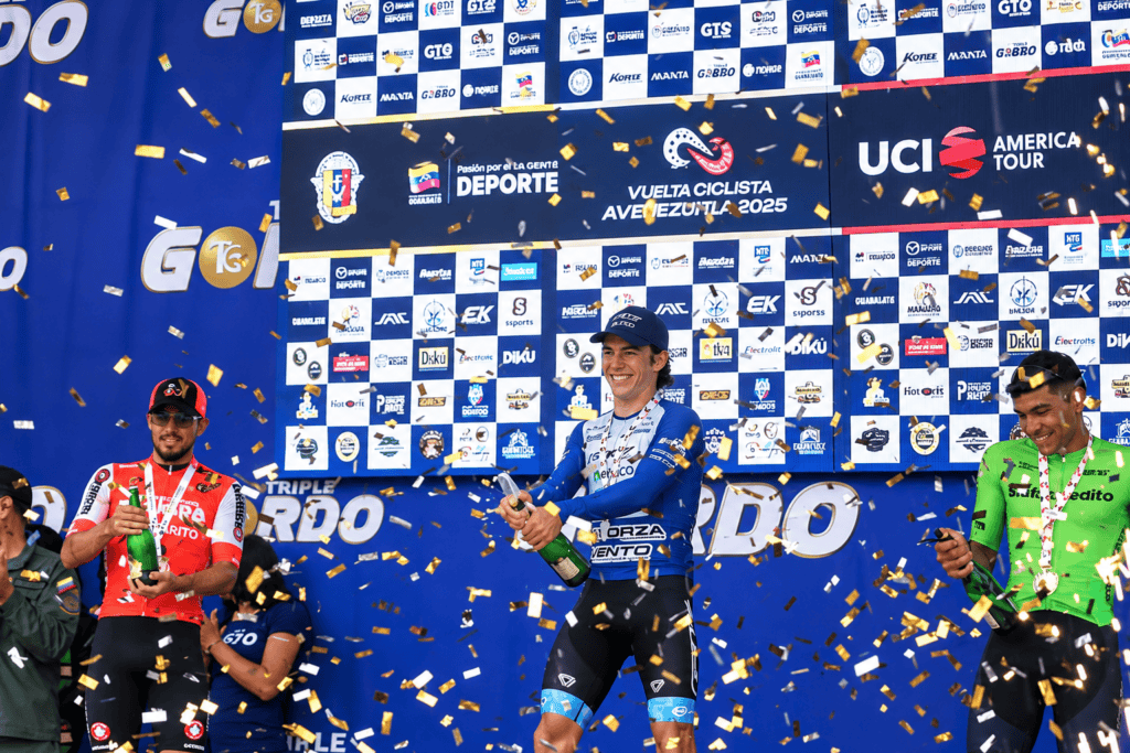 Nicolás Gómez celebra su victoria en la cuarta etapa de la Vuelta a Venezuela