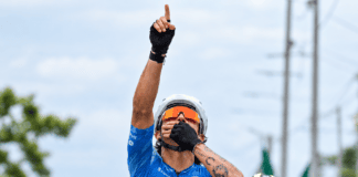 Nicolás Gómez celebra su victoria en la llegada de la Vuelta a Venezuela en Araure