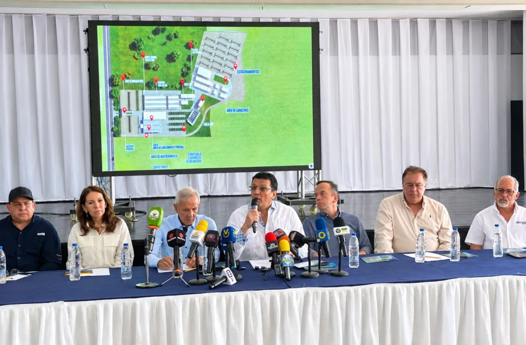 Omar El Choumary, presidente de Fedecámaras Portuguesa, durante la presentación del plano de distribución de la Expo 2027, con áreas de exhibición, estacionamientos y vías de acceso.