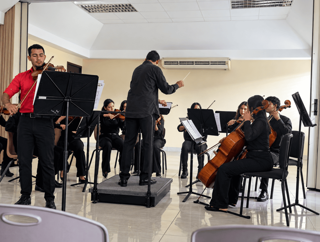 Director dirige a la Orquesta de Cámara Romina Rivera durante una presentación en Acarigua-Araure