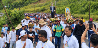 Vista general de la peregrinación de la Marcha por la Fe y la Paz con cientos de fieles camino a Isnotú.