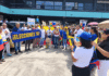 Trabajadores activos, jubilados y pensionados protestan frente a la sede del Seniat en Acarigua.