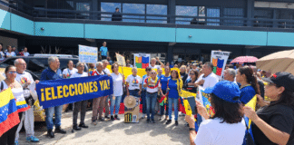 Trabajadores activos, jubilados y pensionados protestan frente a la sede del Seniat en Acarigua.