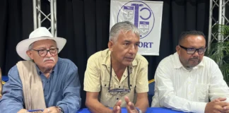 Jorge Luis Rojas junto a integrantes de la Comisión Eléctrica del Centro de Ingenieros del Estado Portuguesa durante declaraciones a los medios en el Colegio de Ingenieros.