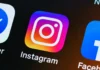 Persona sosteniendo un teléfono móvil con iconos de distintas redes sociales, incluido Instagram.