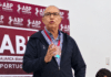 El diputado Richard Blanco ofrece una rueda de prensa durante una actividad de Alianza Bravo Pueblo en Acarigua, estado Portuguesa.