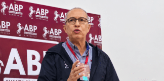 El diputado Richard Blanco ofrece una rueda de prensa durante una actividad de Alianza Bravo Pueblo en Acarigua, estado Portuguesa.