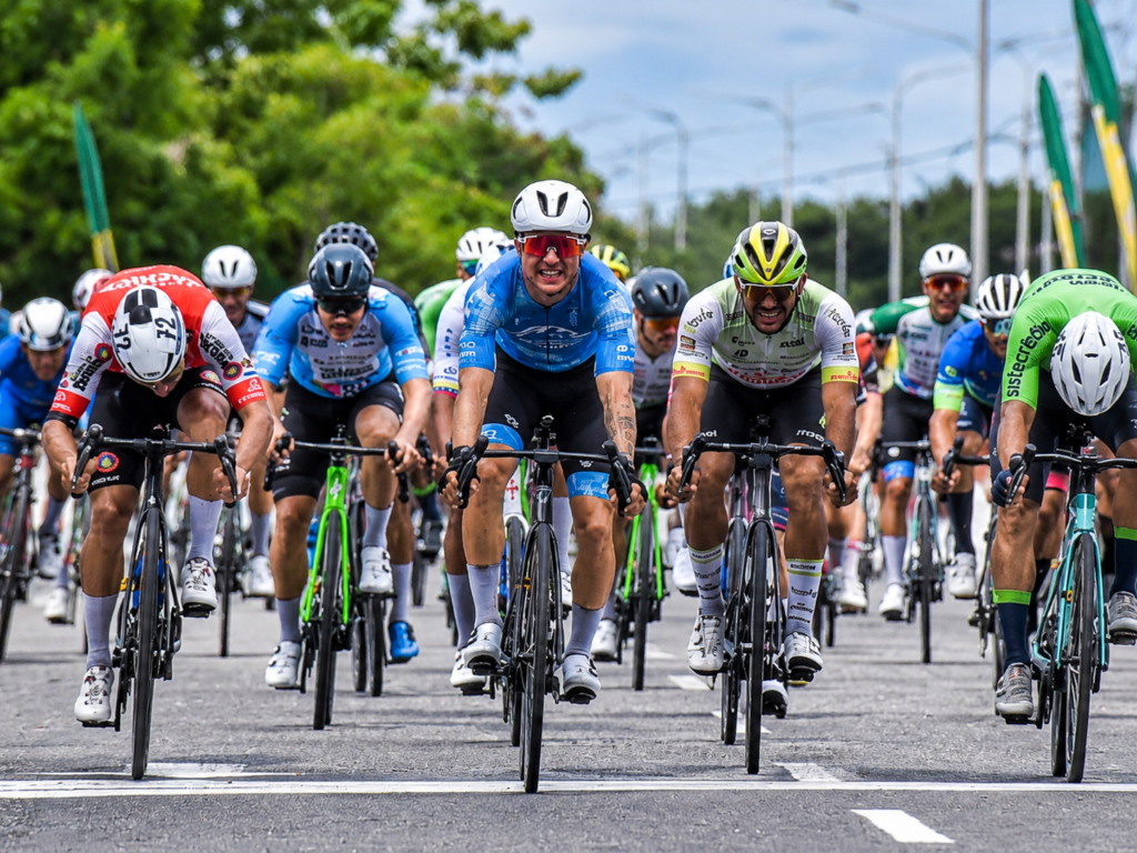 Ciclistas disputan la llegada de la cuarta etapa de la Vuelta a Venezuela en Araure