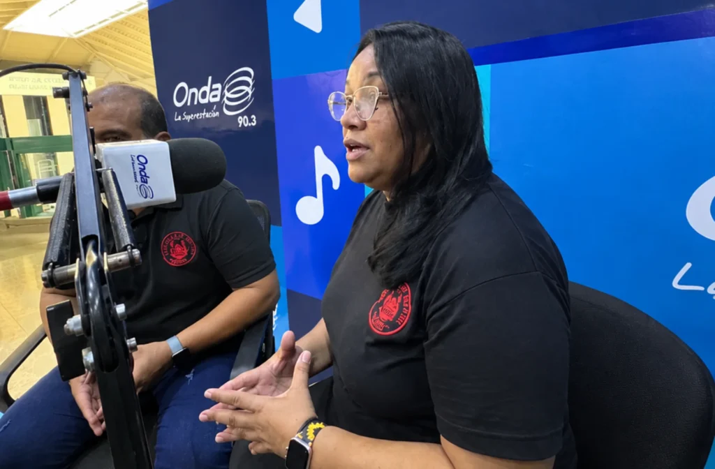 Yelisxa Colmenares, presidenta de la Escuela de Boxeo El Zurdo García, durante una entrevista radial.
